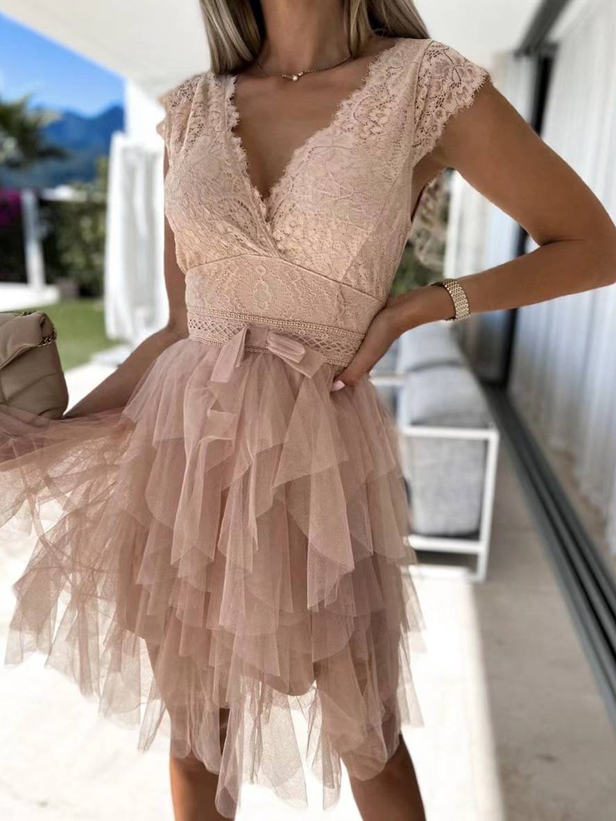 Robe Courte Élégante | Tulle Bouffant, Dentelle, Dos Nu, V-Cou